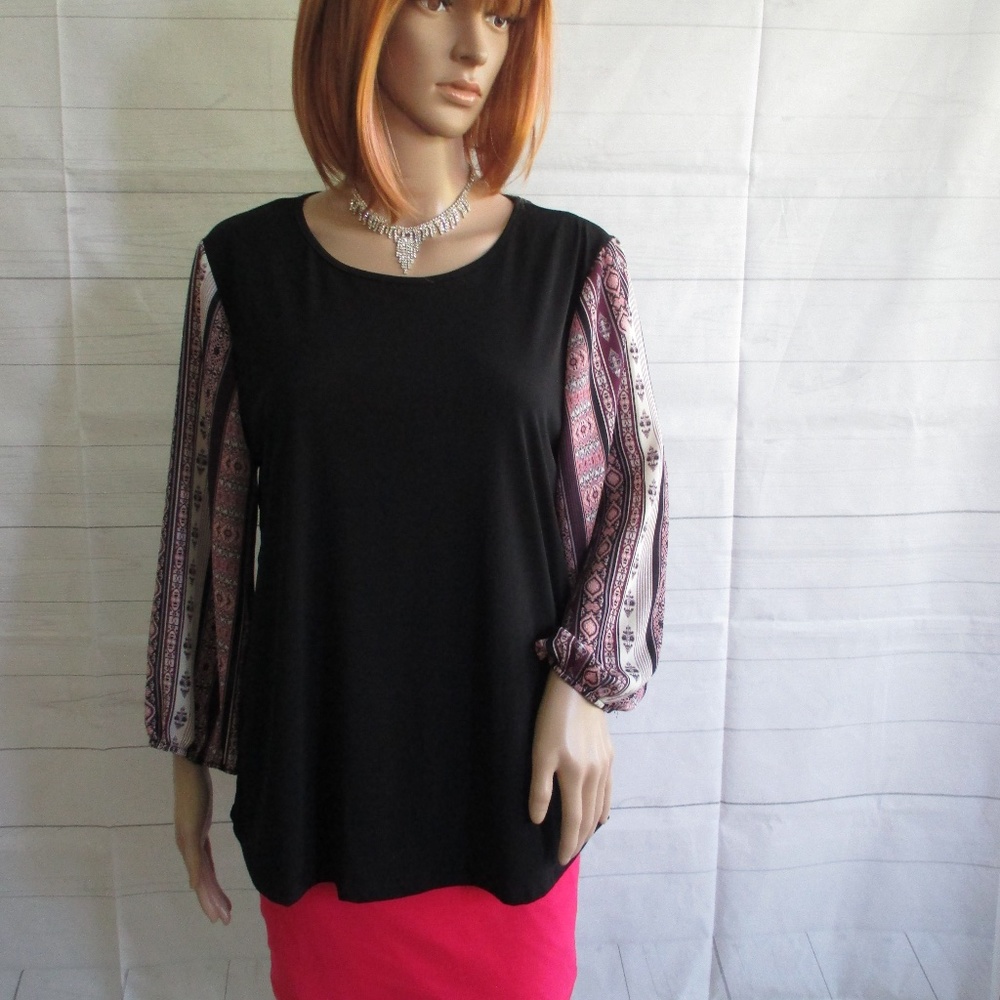 NWT - EXCLUSIVE ONE knit top - sz L - MSRP $58.00